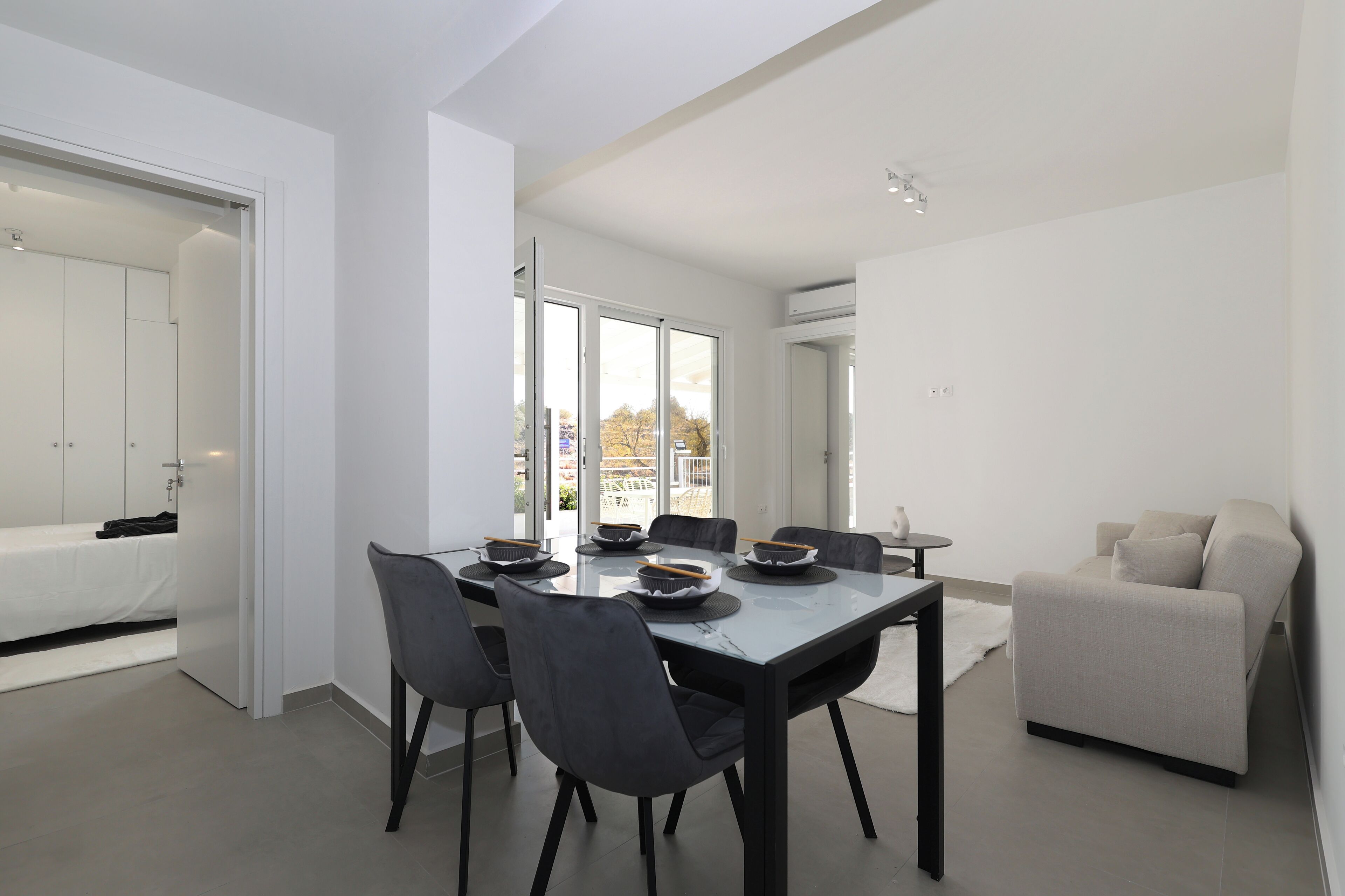 Two Bedroom Apartment Partial Sea View | Coin séjour | Télévision à écran plat