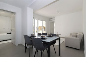 Two Bedroom Apartment Partial Sea View | Eget kjøkken | Kjøleskap, ovn, kokeplater og kaffetrakter/tekoker