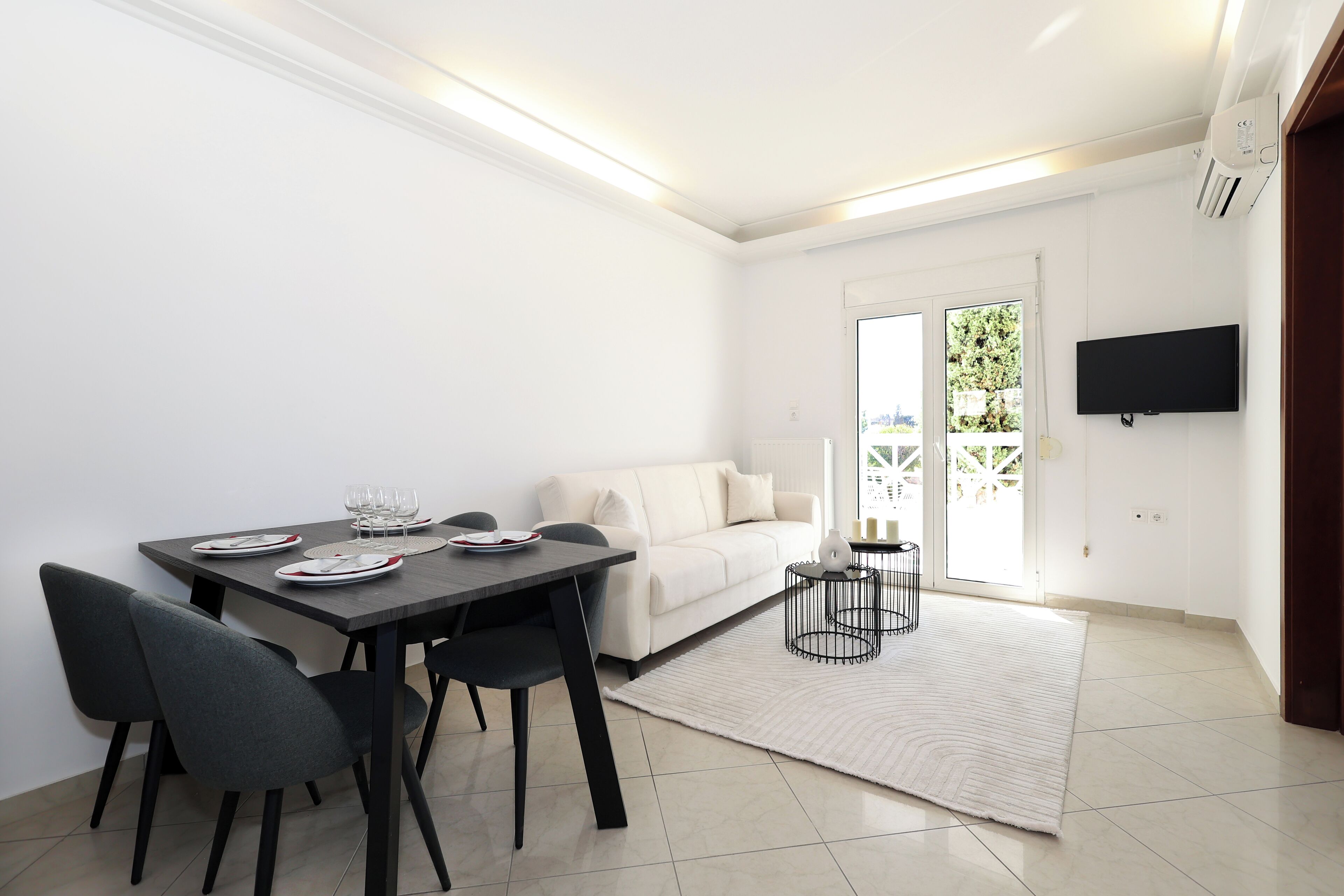 One Bedroom Apartment with Sea View | Coin séjour | Télévision à écran plat