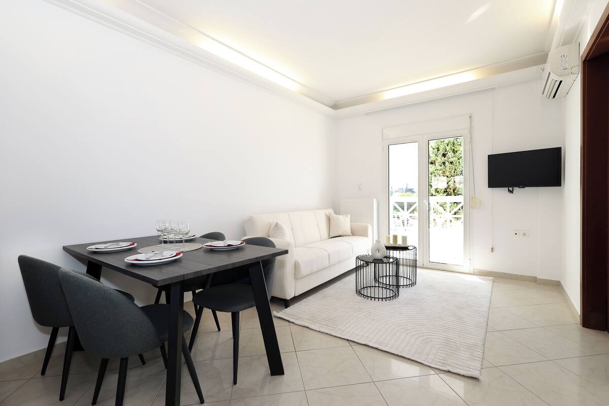 One Bedroom Apartment with Sea View | Aire de séjour | Téléviseur à écran plat