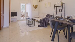 One Bedroom Apartment with Sea View | Oppholdsområde | Flatskjerm-TV