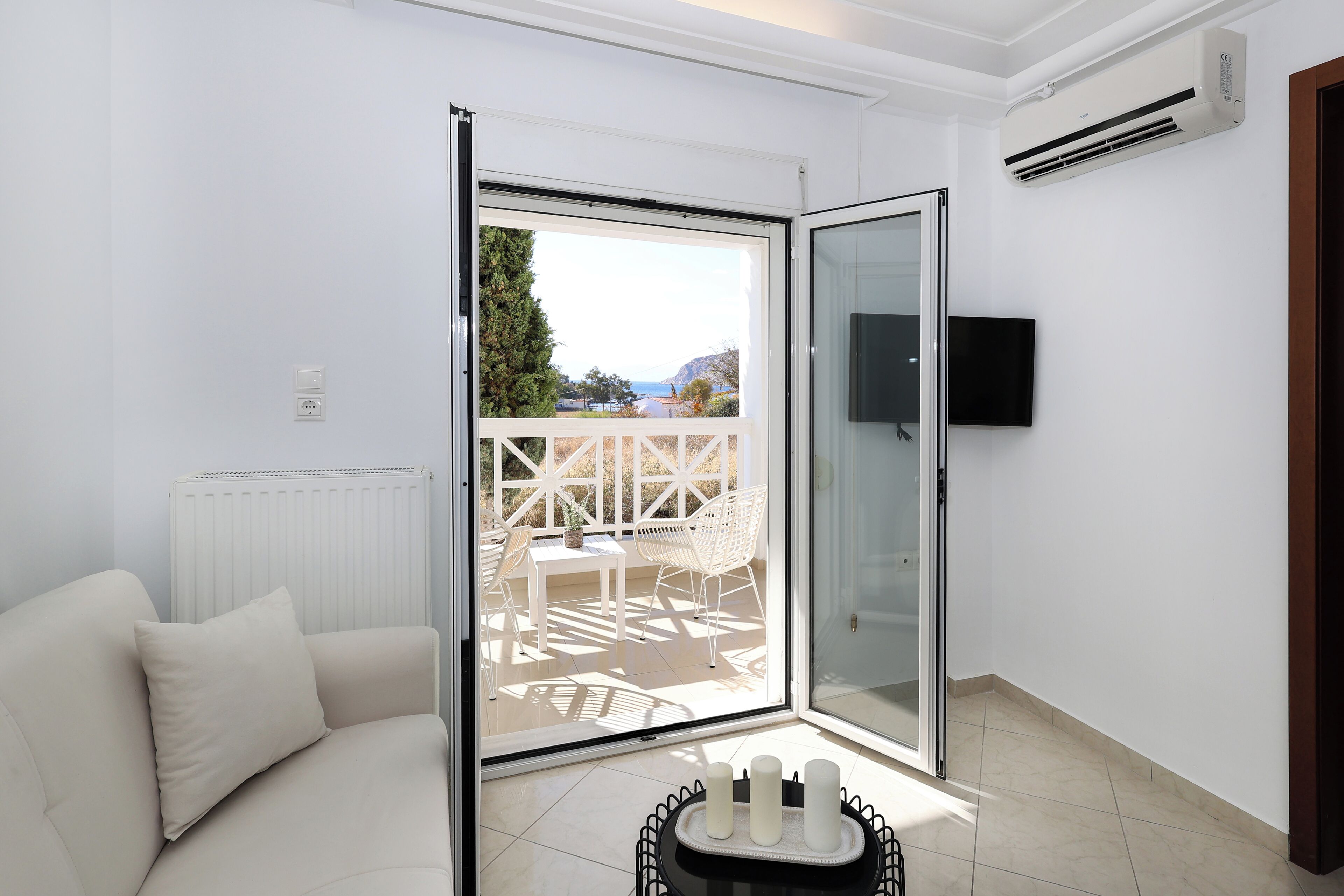 One Bedroom Apartment with Sea View | 起居區 | 平面電視