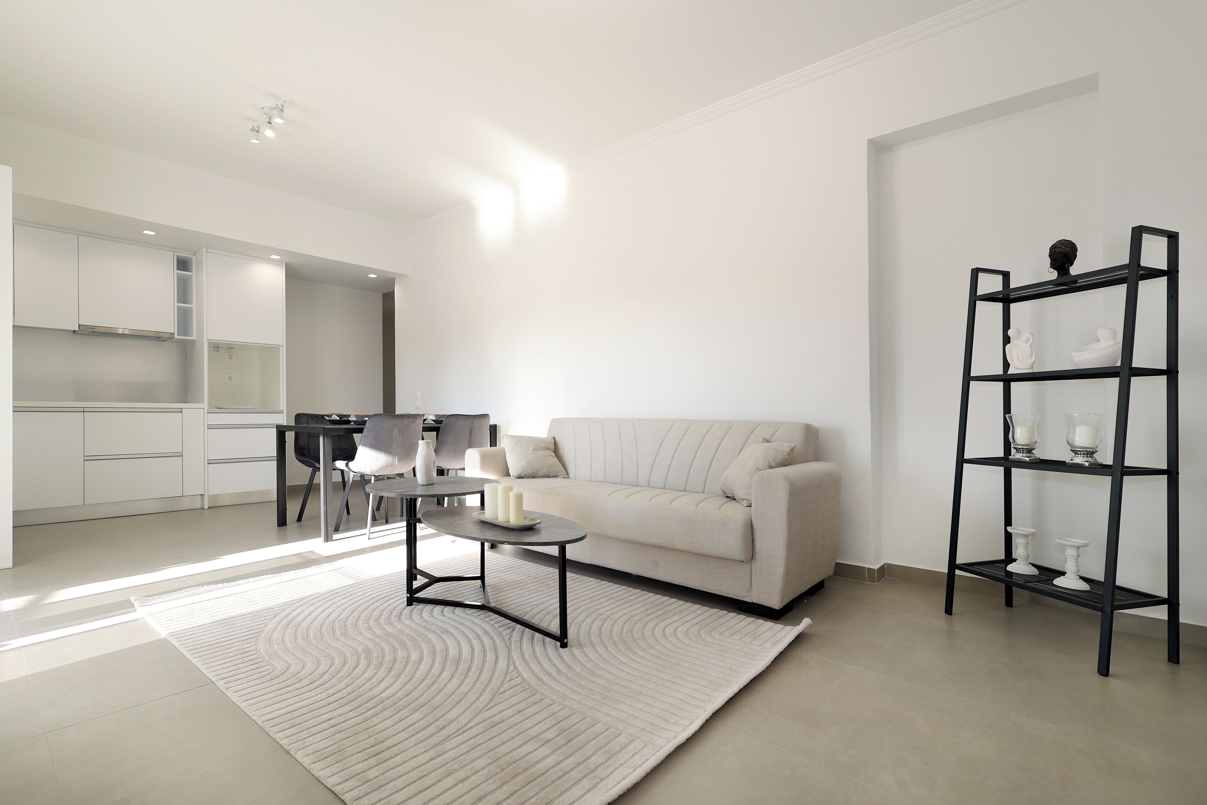 Two Bedroom Apartment Partial Sea View | Zona de estar | Una televisión de pantalla plana