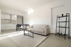 Two Bedroom Apartment Partial Sea View | Area soggiorno | TV a schermo piatto
