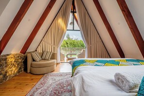 Tabla de planchar con plancha, wifi y ropa de cama