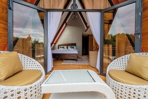 Tabla de planchar con plancha, wifi y ropa de cama