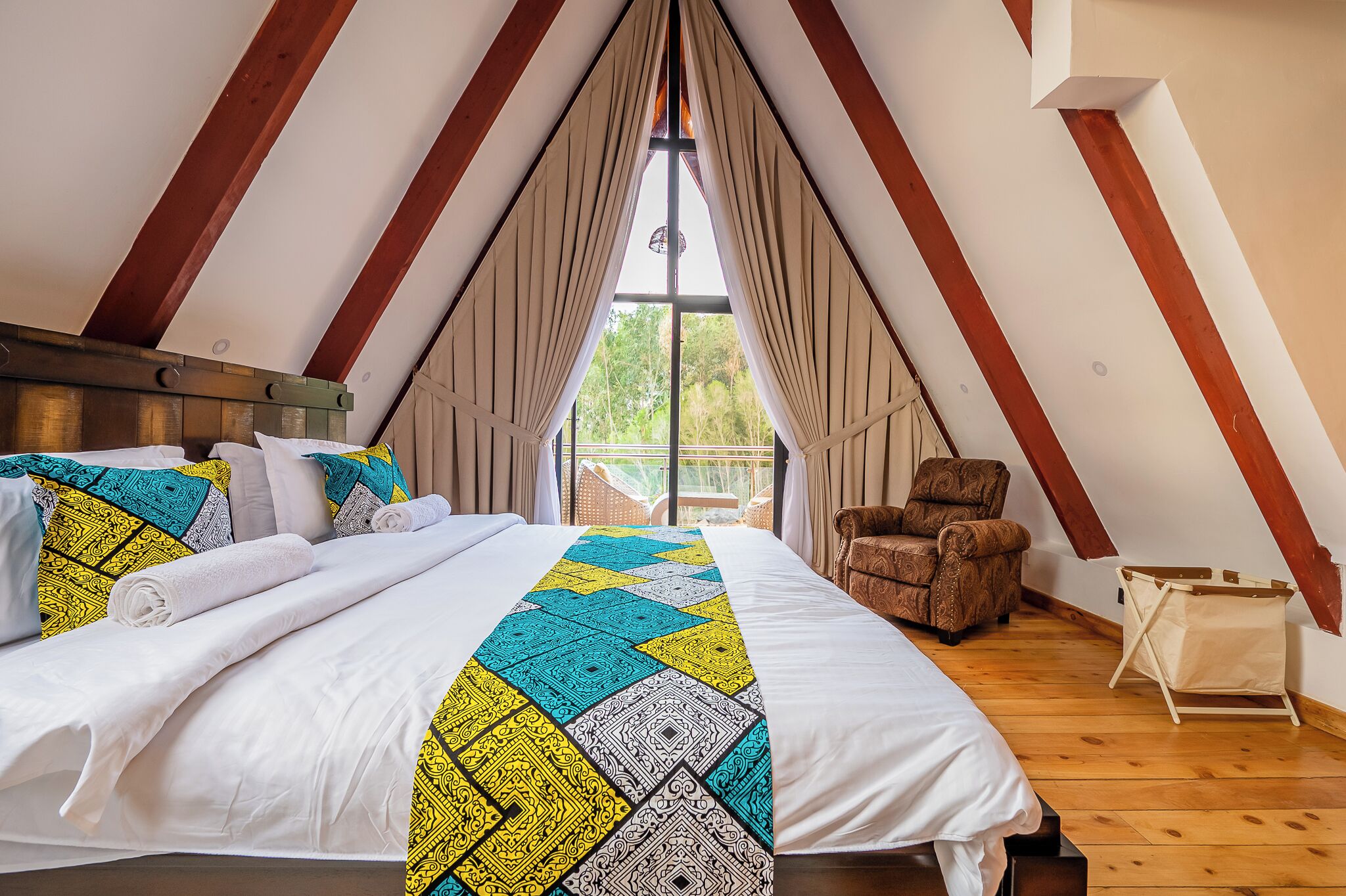 4 bedrooms, iron/ironing board, WiFi, bed sheets