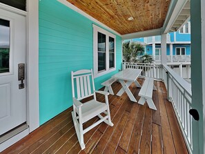 Outdoor dining - Seahorse by the Sea | Modern Comforts, Outdoor Living + Beach Access (Kure Beach)