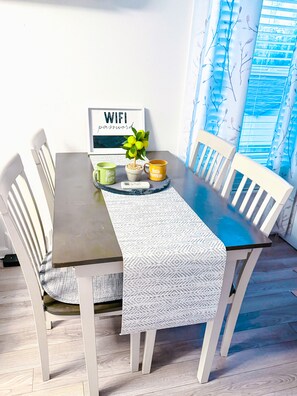 Dining - Charming 2-bedroom apartment near downtown, the beach, and a golf course. (Charleston)