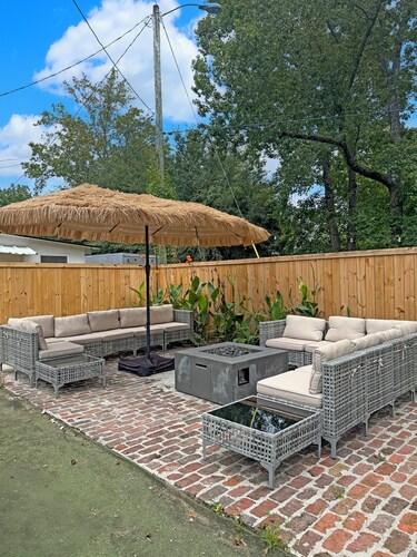 Charming 2-bedroom apartment near downtown, the beach, and a golf course.