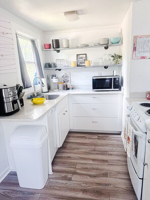 Microwave, oven, stovetop, dishwasher - Charming 2-bedroom apartment near downtown, the beach, and a golf course. (Charleston)