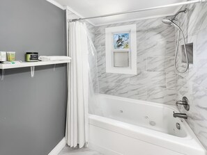 Haartrockner, Handtücher, Seife, Toilettenpapier