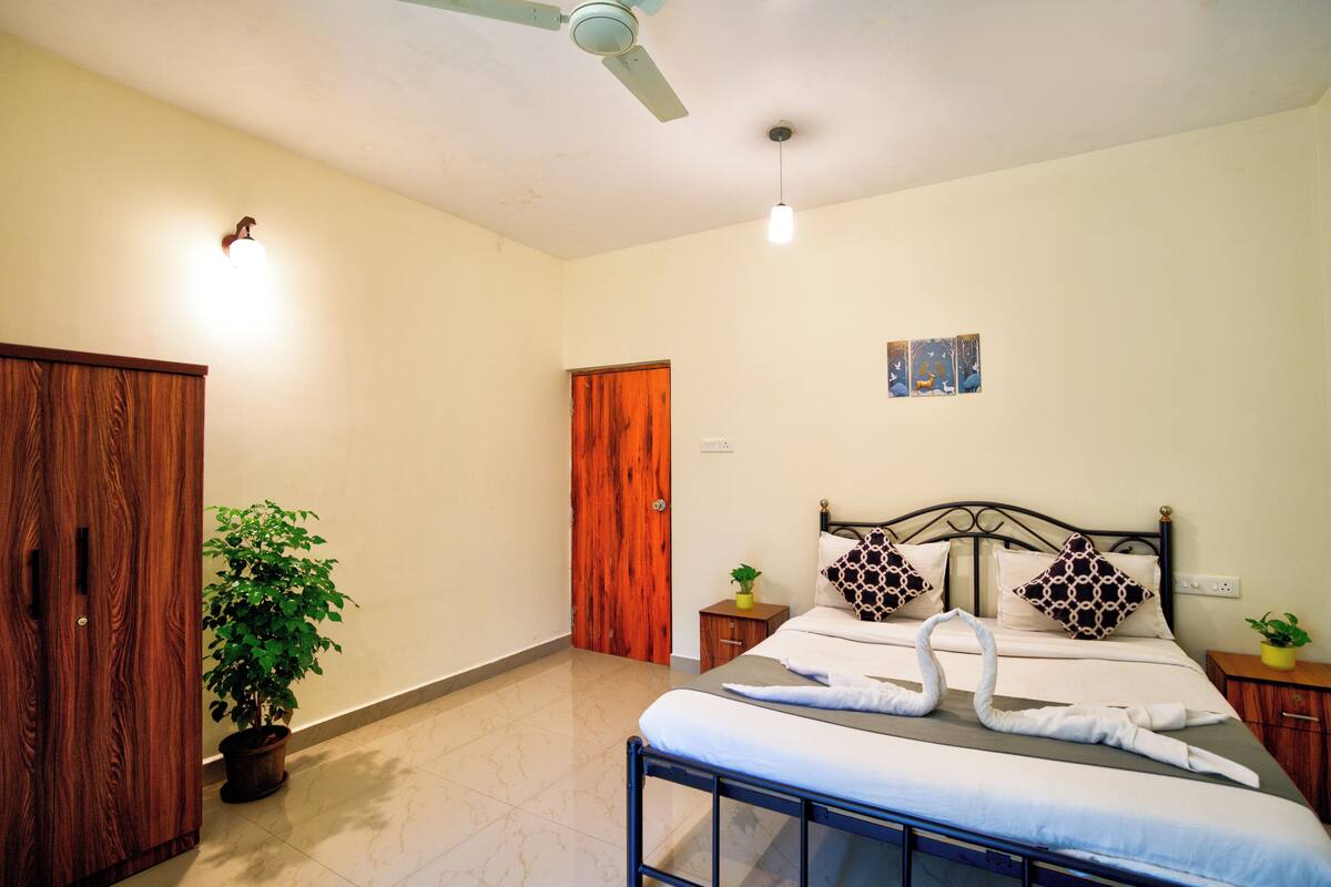 Deluxe Room, Balcony | Premium bedding, soundproofing, iron/ironing board (on request)