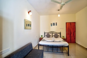 Habitación Deluxe, balcón | Ropa de cama de alta calidad, muebles diferentes y insonorización