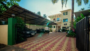 Tempat letak kenderaan sendiri percuma 