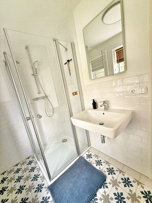Shower, hair dryer, towels, soap - Romantic apartment for 2 people - 200m to the Strelasund with a view of Stralsund (Altefähr)