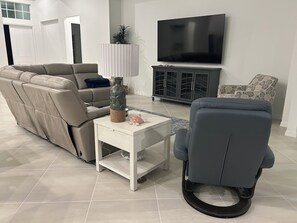 TV - Serene 3-bedroom/3 Bathroom house with  hot tub/pool in charming Venice (Venice)