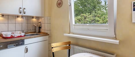 Coffee/tea maker, oven, stovetop, dishwasher