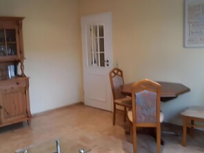 Dining - Apartment 'Ferienwohnung' with Shared Garden and Wi-Fi (Lohfelden)