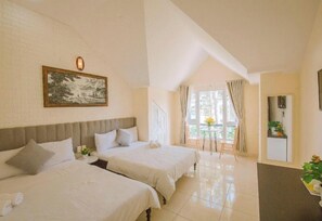 Luxury Quadruple Room, Patio, City View | Soundproofing, iron/ironing board - Khach san Thang Lap (Da Lat)