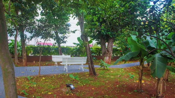 A park with a white bench, trees, and a paved walkway. - One Unit w/ Multiple Rooms | Free Breakfast | Near Bird Park (Foz do Iguaçu)