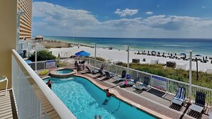 Ein Poolbereich mit Blick auf Strand und Meer.