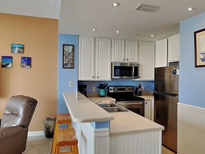 ثلاجة، ميكروويف، فرن، موقد طهي مسطح