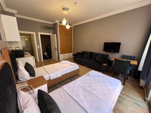 Habitación triple Deluxe | Escritorio y wifi gratis 