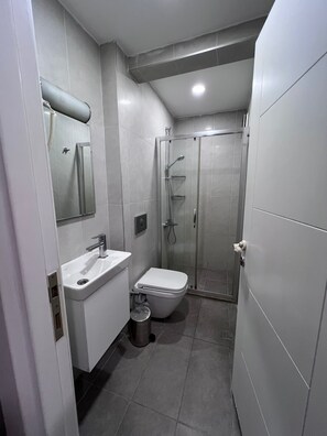 Habitación estándar | Baño | Secadora de cabello, toallas, papel de baño 