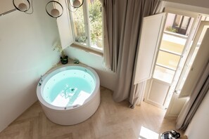 Suite Superior, balcone, vista città | Vasca idromassaggio privata