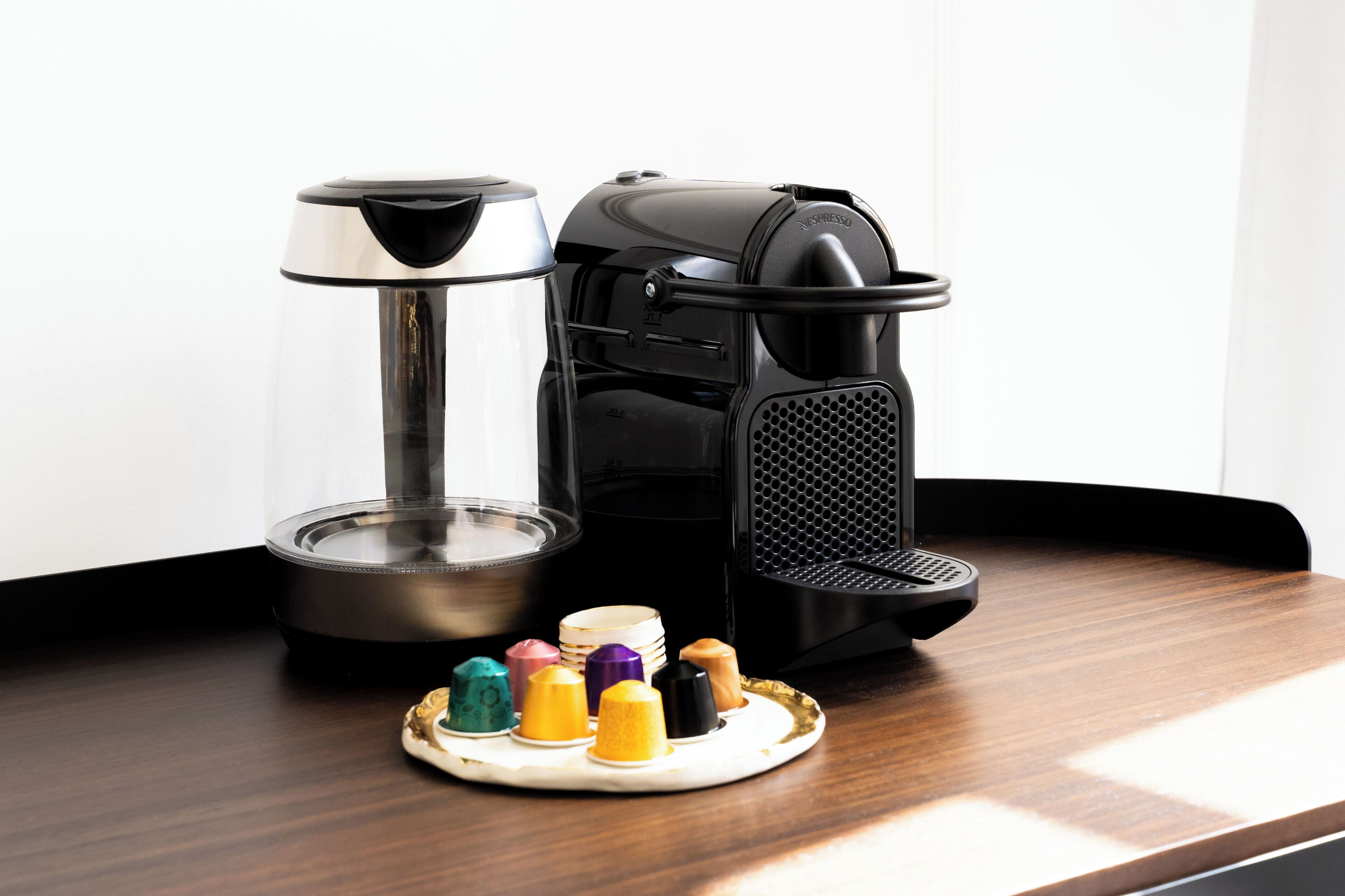 Brankas, ruang kerja ramah laptop, tirai kedap cahaya, dan kedap suara