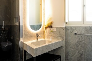 Deluxe Suite, Balcony, City View | Peti besi dalam bilik, ruang kerja komputer riba