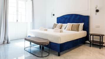 Deluxe Suite, Balcony, City View | Peti besi dalam bilik, ruang kerja komputer riba