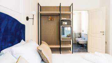 Suite Deluxe, balcón, vistas a la ciudad | Caja fuerte, espacio para trabajar con un portátil, cortinas opacas