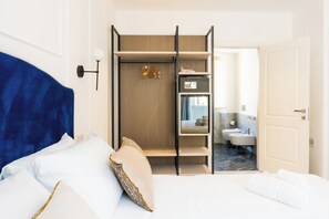 Deluxe suite, balkon, uitzicht op stad | Een kluis op de kamer, een laptopwerkplek, verduisterende gordijnen