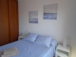 2 chambres, fer et planche à repasser, Wi-Fi, draps fournis