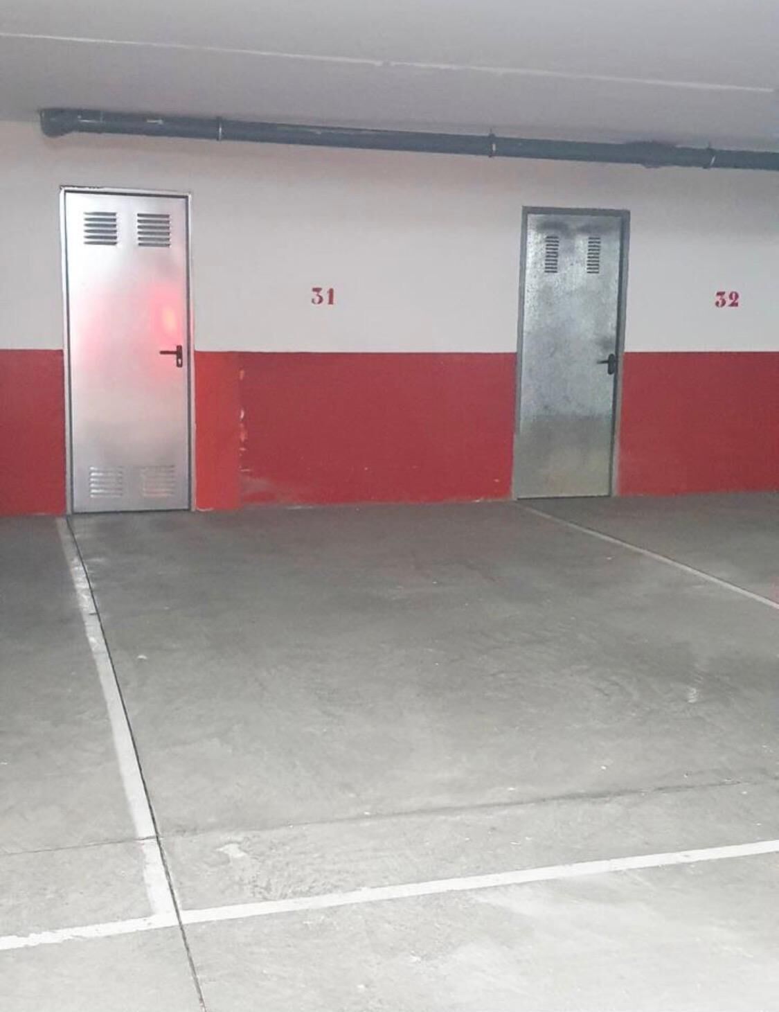Un aparcamiento con dos puertas indicadas con los números 31 y 32.