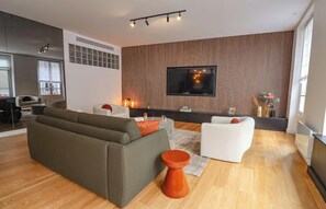 Smart TV, books - ARCHITECTURAL GEM IN LE MARAIS – STYLISH LOFT ON RUE DES ARCHIVES (Paris)