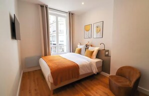 3 chambres, coffres-forts dans les chambres, bureau