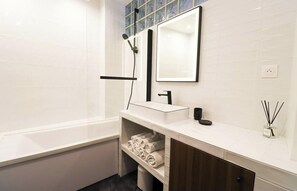 Dusche, Haartrockner, Handtücher, Seife