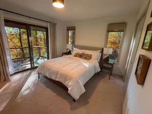 Iron/ironing board, Internet, bed sheets - The Nest | NEW Treetop Retreat Waynesville (Waynesville)
