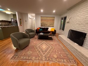 Living area - The Nest | NEW Treetop Retreat Waynesville (Waynesville)