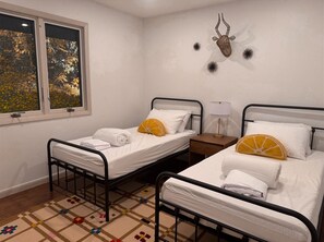 Iron/ironing board, Internet, bed sheets - The Nest | NEW Treetop Retreat Waynesville (Waynesville)