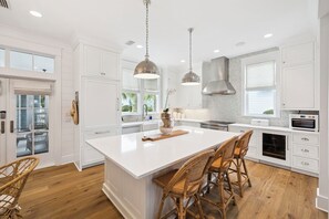 ثلاجة، ميكروويف، فرن، موقد طهي مسطح