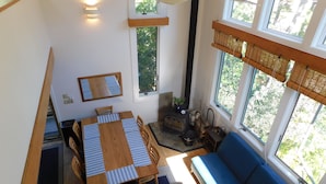 Un salon chaleureux avec une table en bois, un canapé bleu et une cheminée.