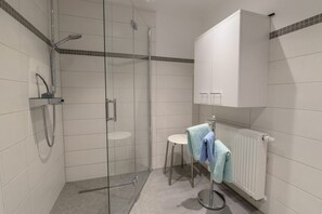 Dusche, Haartrockner, Handtücher