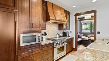 Cocina privada | Refrigerador, horno, cafetera y tetera y tostadora