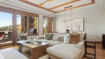 Condo, 2 quartos | Área de estar | Smart TV, serviços de streaming