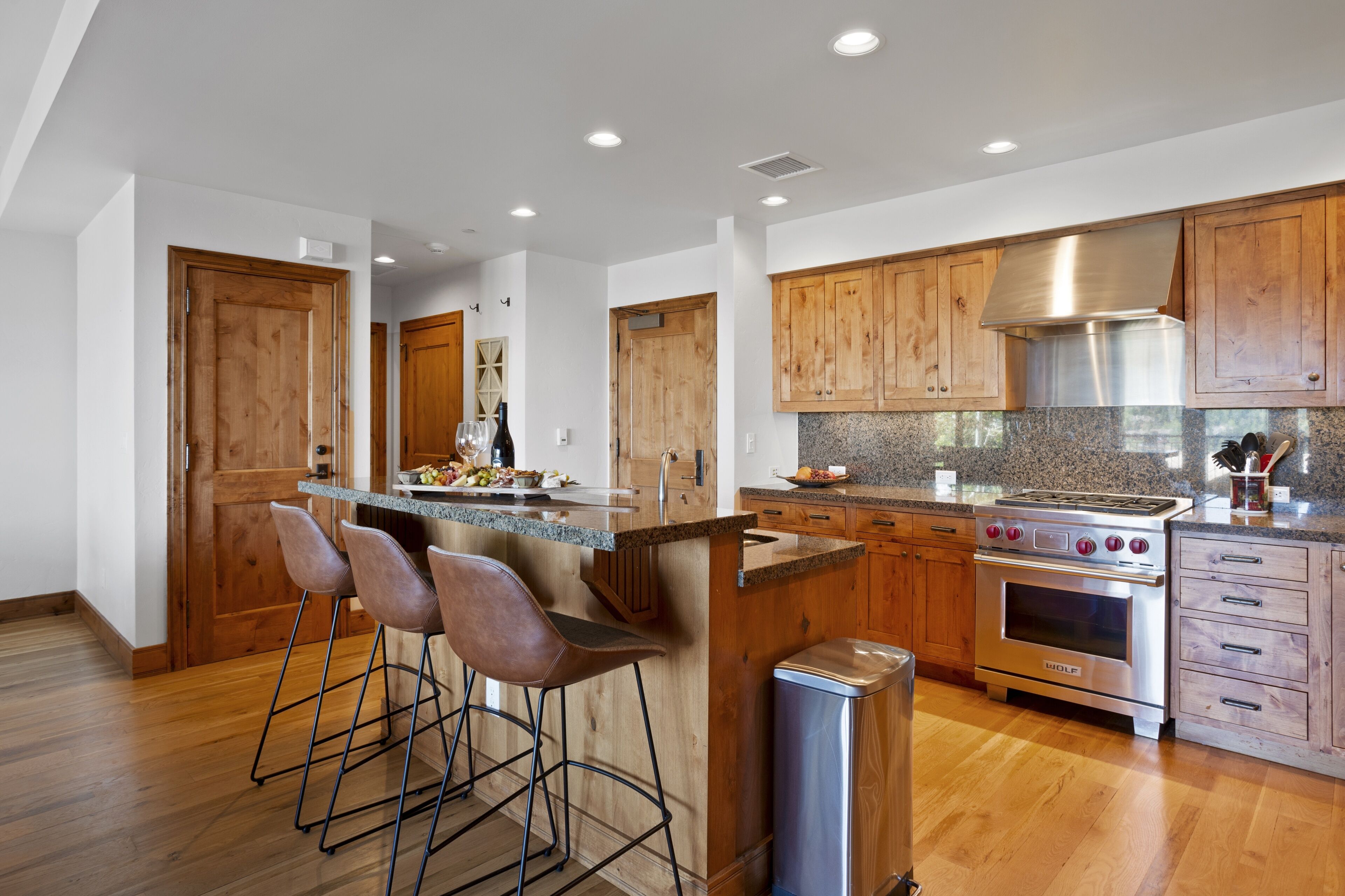 Refrigerador, horno, cafetera/tetera, tostadora