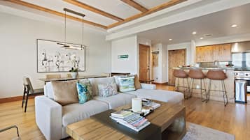 Appart'hôtel, 2 chambres | Coin séjour | TV connectée, services de streaming